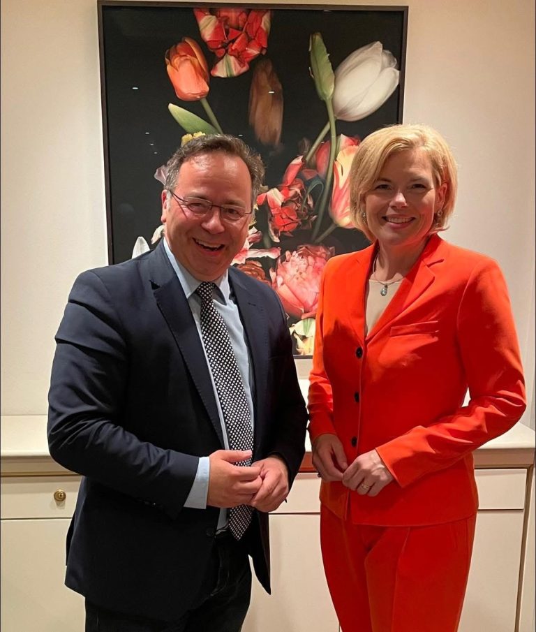 TMV-Hauptgeschäftsführer Patrick Meinhardt mit Frau Bundestagspräsidentin Julia Klöckner MdB